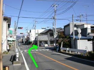 右折してすぐ左側