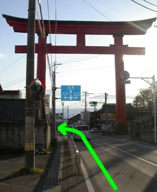 交差点の手前に大きな赤い鳥居