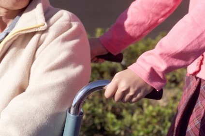 車いすを押す風景