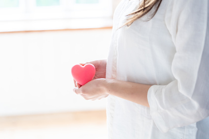 ハートを持つ妊婦さん