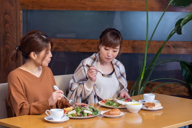 食事中の女性