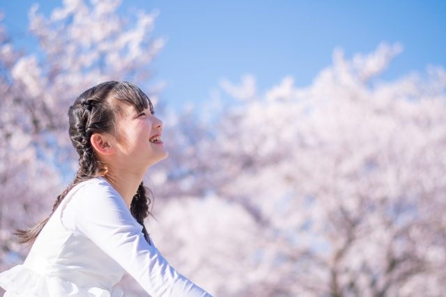 桜と少女