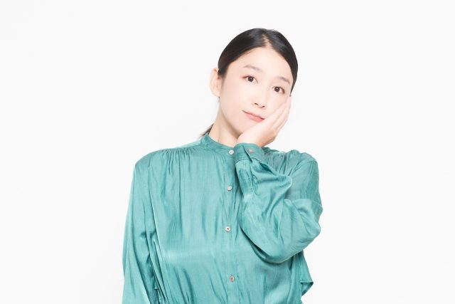 ほほをおさえる女性 ほほをおさえる女性