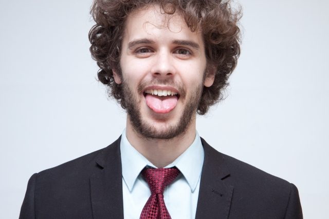 舌を出している男性