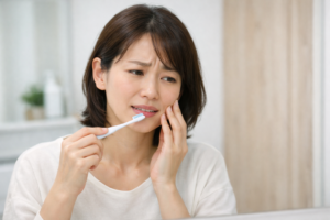 歯周病治療を始めたら「しみる」「歯が浮く」ように感じるのはなぜ？原因と対処法